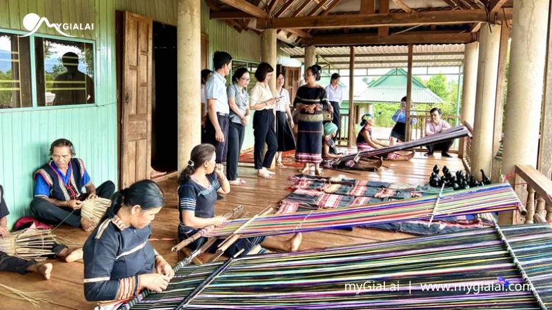 Thổ cẩm Gia Lai: Vẻ đẹp di sản và nghệ thuật dệt thủ công